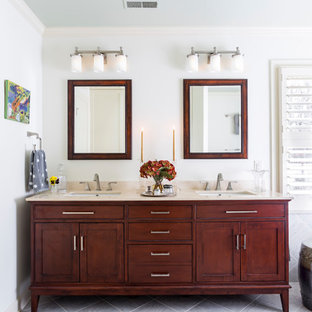 Badezimmer mit Marmor-Waschbecken/Waschtisch und beiger