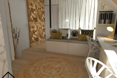 Ejemplo de recibidores y pasillos tropicales pequeños con paredes beige, suelo de madera clara, suelo beige y madera