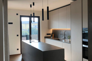 Idee per una cucina design di medie dimensioni con parquet chiaro e pavimento beige