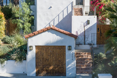 ロサンゼルスにある高級な中くらいな地中海スタイルのおしゃれな二階建ての家の写真