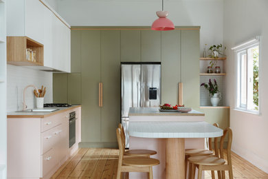 Idée de décoration pour une cuisine nordique avec un plan de travail en stratifié.