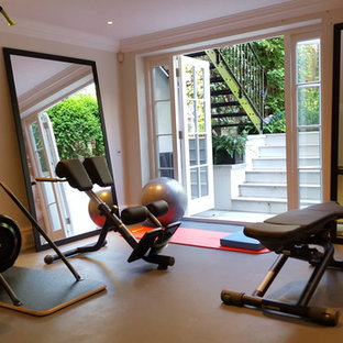 ロンドンの小さいコンテンポラリースタイルのおしゃれなトレーニングルーム (ベージュの壁、グレーの床) の写真