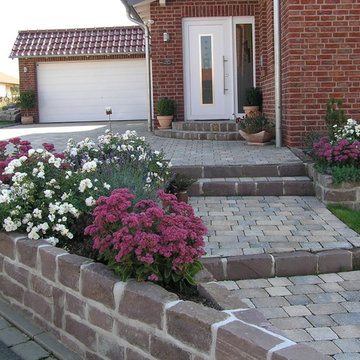 Einfahrt und Eingangsbereich für ein Einfamilienhaus