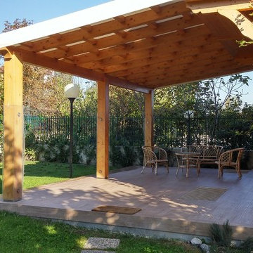 Giardino villa in campagna pergola in legno