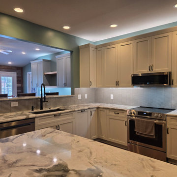 Contemporary Kitchen Remodel Done in Two-Tone Cabinets