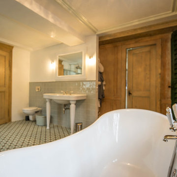 Klassisches Badezimmer mit verspieltem Waschtisch und bodengleicher Dusche