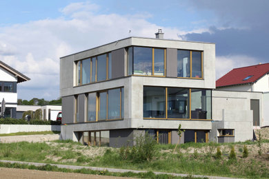Dreistöckiges Modernes Haus mit Betonfassade, grauer Fassadenfarbe und Flachdach in Stuttgart