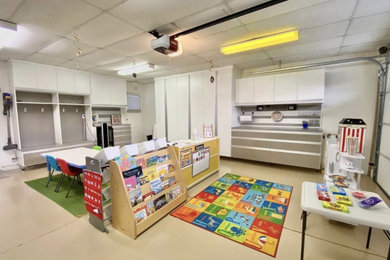 Klassisches Kinderzimmer mit Arbeitsecke in Orange County