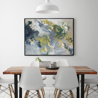 Неиссякаемый источник вдохновения для домашнего уюта: большая гостиная-столовая в современном стиле с белыми стенами и деревянным полом