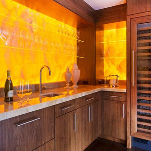 ボストンの中サイズのコンテンポラリースタイルのおしゃれなホームバー (アンダーカウンターシンク、フラットパネル扉のキャビネット、濃色木目調キャビネット、黄色いキッチンパネル、濃色無垢フローリング) の写真