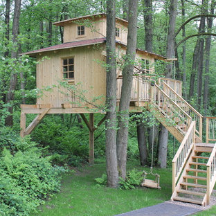 Einstöckiges, Beigefarbenes, Kleines Rustikales Haus mit Holzfassade und Walmdach in Hannover