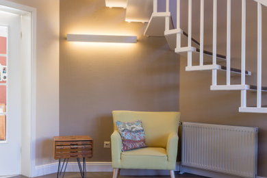 Mittelgroßer Moderner Flur mit beiger Wandfarbe, Keramikboden und beigem Boden in Bremen