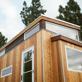 ロサンゼルスの小さいモダンスタイルのおしゃれなアトリエ・スタジオ (造り付け机、暖炉なし、白い壁、竹フローリング) の写真