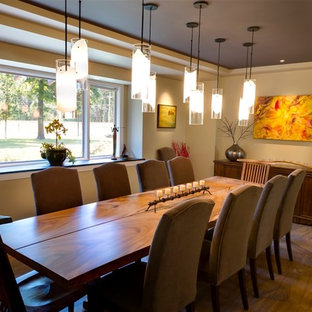 ウィチタの中サイズのトランジショナルスタイルのLDKの画像 (緑の壁、ラミネートの床、暖炉なし、茶色い床)