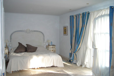 Cette photo montre une chambre chic avec un mur gris et un sol en carrelage de céramique.