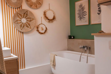 Inspiration pour une salle de bain principale ethnique de taille moyenne avec un combiné douche/baignoire, un carrelage vert, un mur vert, tomettes au sol, un plan de toilette en bois, un sol beige, aucune cabine et meuble double vasque.
