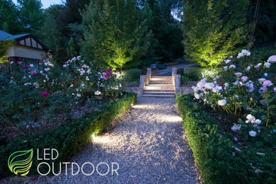Пример оригинального дизайна: большой регулярный сад на переднем дворе в стиле модернизм с садовой дорожкой или калиткой, полуденной тенью и покрытием из гравия
