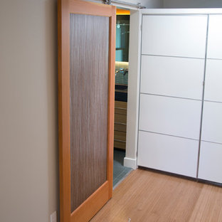 Idéer för att renovera en mellanstor vintage hall, med grå väggar och bambugolv