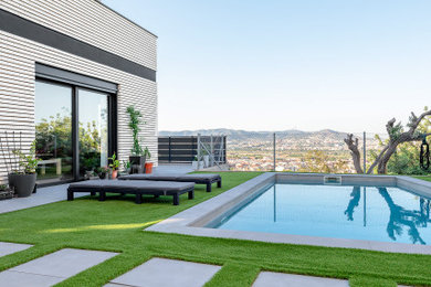 Diseño de casa de la piscina y piscina minimalista de tamaño medio rectangular en patio lateral con suelo de baldosas