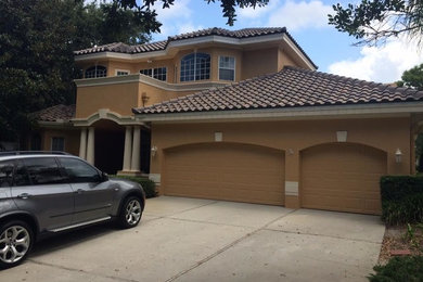 This is an example of a mid-sized traditional garage in Tampa.