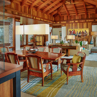 ハワイの中サイズのトロピカルスタイルのLDKの画像 (白い壁、暖炉なし)