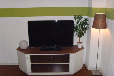 Ejemplo de sala de estar contemporánea grande con paredes blancas, suelo de madera oscura y televisor independiente