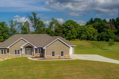 Craftsman exterior home idea in Cedar Rapids