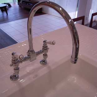 Aménagement d'une arrière-cuisine parallèle classique de taille moyenne avec un évier posé, un placard avec porte à panneau encastré, des portes de placards vertess, un plan de travail en carrelage, un électroménager blanc, une péninsule et un plan de travail blanc.