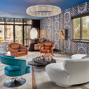 Idéer för ett stort modernt allrum med öppen planlösning, med mörkt trägolv, ett finrum och flerfärgade väggar