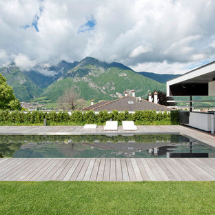 他の地域の長方形コンテンポラリースタイルのおしゃれな横庭プール (デッキ材舗装) の写真