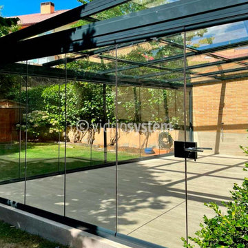 Láminas de vidrio en combinación con instalación de techo móvil en San Lorenzo d