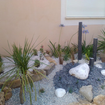 Aménagement d'un jardin sec avec terrasse et rivière