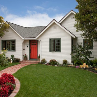 Kleines, Einstöckiges, Weißes Klassisches Einfamilienhaus mit Holzfassade, Satteldach und Schindeldach in San Diego