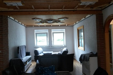 Wohnzimmer mit heller Plameco-Spanndecke in Bonn montiert.