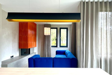 Diseño de salón abierto moderno de tamaño medio con paredes beige, suelo de madera clara, chimenea de esquina y marco de chimenea de baldosas y/o azulejos