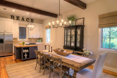 Kitchen - mid-sized coastal kitchen idea in Miami