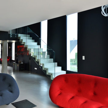 Escalier suspendu blanc, garde corps en verre