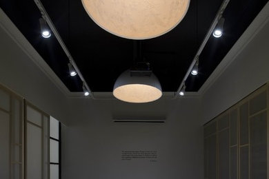 Идея дизайна: большой кабинет в современном стиле с местом для рукоделия, белыми стенами, отдельно стоящим рабочим столом, бетонным полом и белым полом