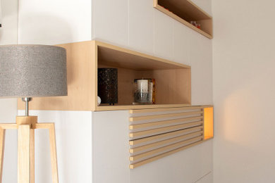 Aménagement d'un petit bureau contemporain avec un mur blanc, un sol en carrelage de céramique, un bureau intégré et un sol beige.
