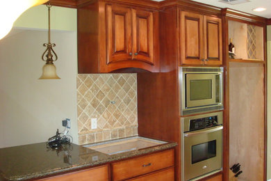 Example of a classic kitchen design in Houston