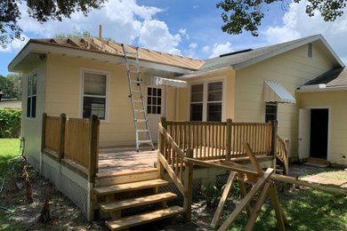 Example of a transitional home design design in Jacksonville