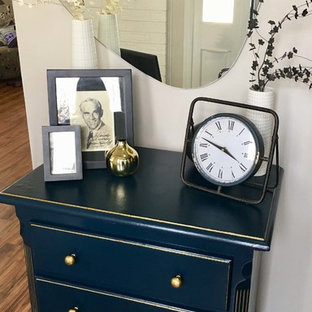 Exempel på en liten eklektisk foajé, med grå väggar, laminatgolv och brunt golv