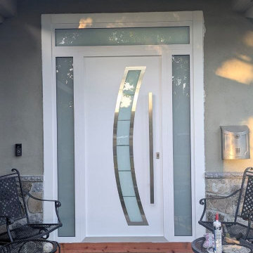 Deux 6500 White with frosted glass, two sidelights and a toplight.