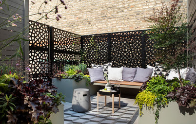 UK Garden Tour: A Tiny, L-Shaped Courtyard Gets a Chic Makeover