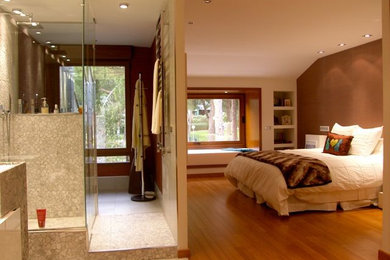 マドリードにある広いコンテンポラリースタイルのおしゃれな主寝室 (茶色い壁、無垢フローリング、暖炉なし、茶色い床) のレイアウト