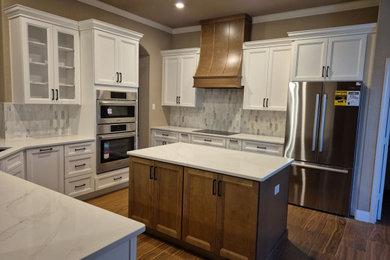 Kitchen - traditional kitchen idea in Austin