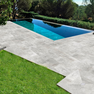 PISCINA INFINITY CON BORDE DE ROSA GRES REALIZADA EN MADRID.