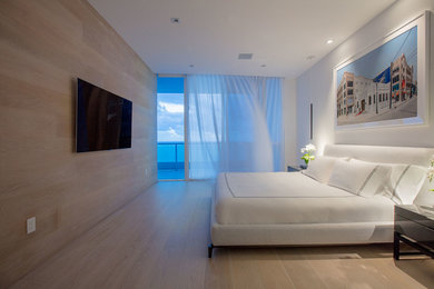 Bedroom - contemporary bedroom idea in Miami