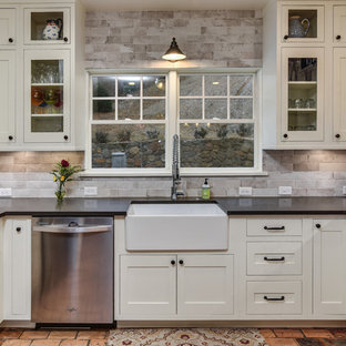 Küchen mit Küchenrückwand in Beige und Backsteinboden Ideen, Design