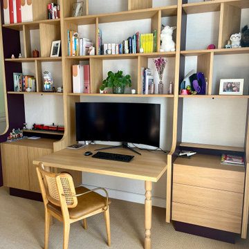 Bibliothèque sur mesure avec un bureau intégré